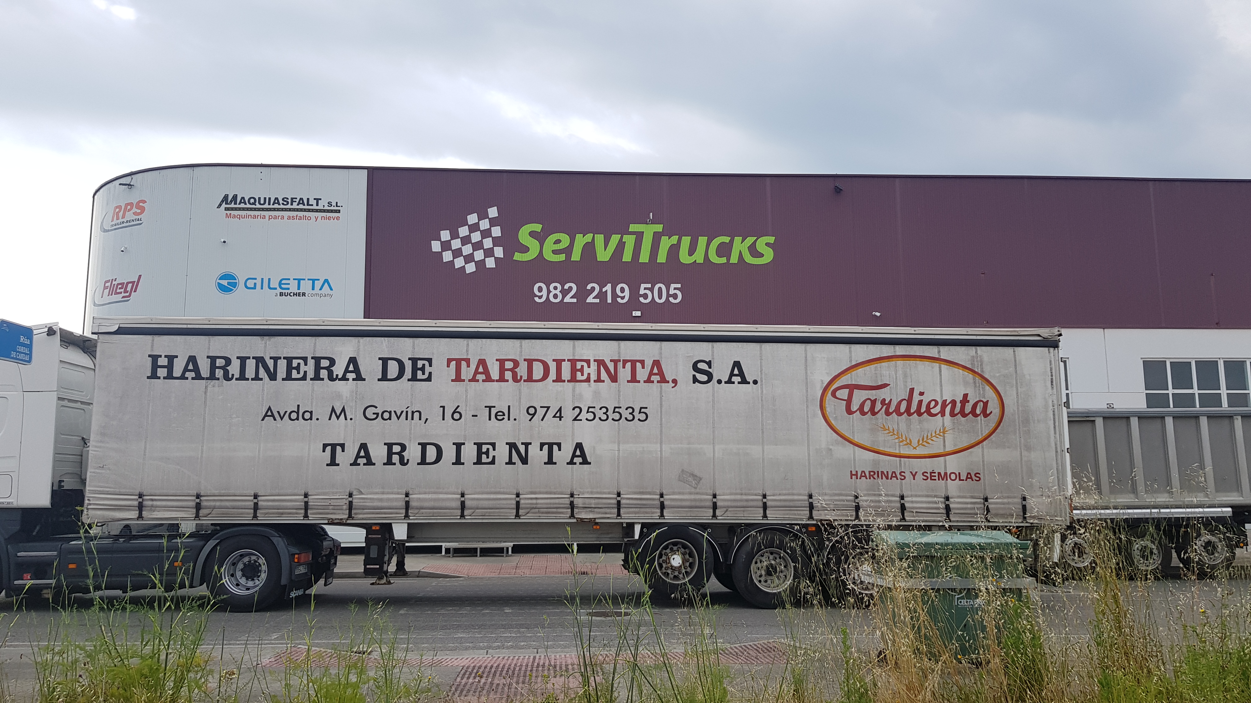 Entrega semirremolque de lonas Benalu